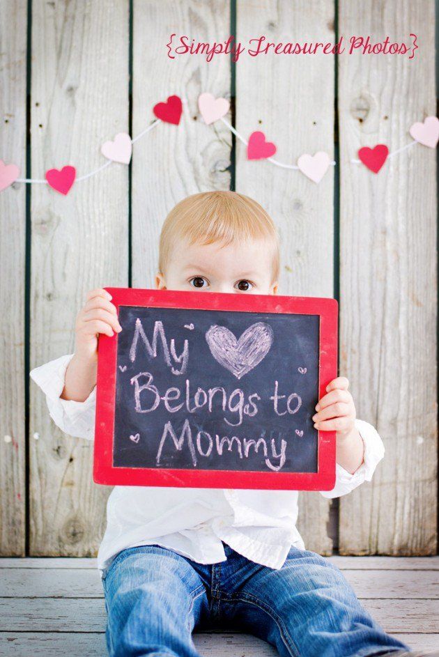 Baby holding sign that says My Heart Belongs to Mommy